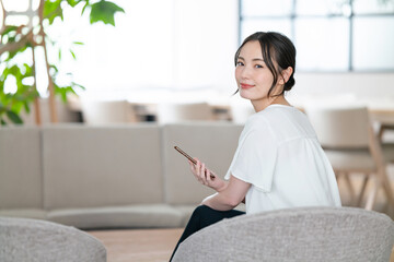 女性　スマホ