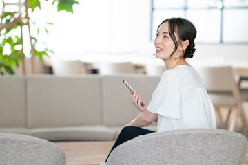 女性　スマホ