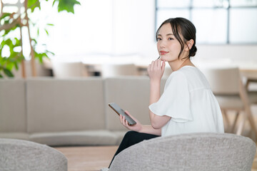 女性　スマホ