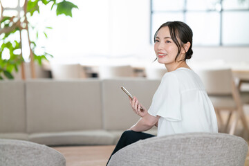 女性　スマホ