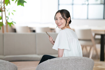 女性　スマホ
