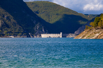 Majestic view of Lago del Salto Dam nestled between lush mountains and tranquil lake waters