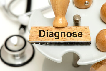 Ein Holzstempel ist beschriftet mit dem Aufdruck Diagnose, als Symbol für ein...