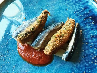 Sardines panées avec coulis de poivrons