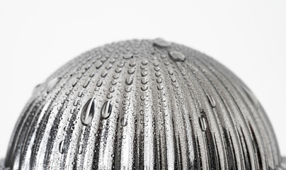 Metallkuppel mit Wassertropfen