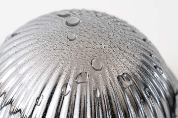 Metallkuppel mit Wassertropfen