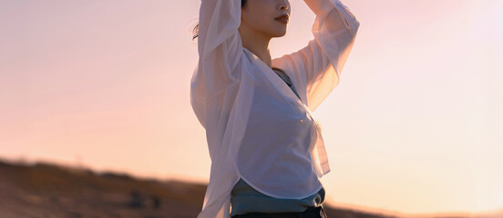 夏の夕暮れにたたずむ女性
