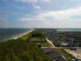 Niechorze - Polska - miasteczko nad Bałtykiem z latarnią morska i molo - zdjęcia z drona