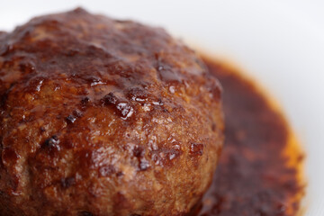 日本のデミグラスハンバーグのアップ　被写界深度浅い