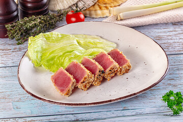 Tuna tataki roasted and raw