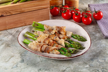 Boiled asparagus with roasted bacon