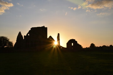 Obraz premium cong abbey village same name straddling sunset