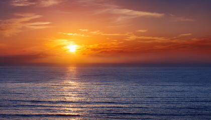Obraz premium magnificence of a sunrise on horizon with its ethereal hues boundless oceanic expanse and profound intermingling of earth and sky