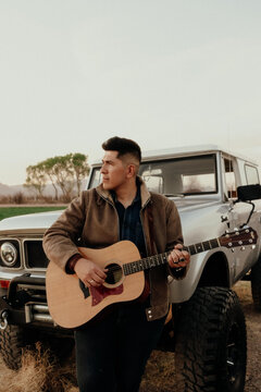 Hombre musico tocando la guitarra