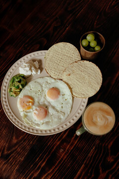 desayuno con huevos estrellados y cafe
