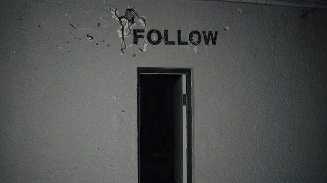 Mot "FOLLOW" &eacute;crit au-dessus d&rsquo;une porte entrouverte dans un mur us&eacute;
