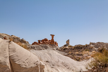 Entrada Sandstone（Middle Jurassic）with Dakota Formation. Toadstool Hoodoos Trail, Kane County, Utah geology. tent rock, fairy chimney, or earth pyramid. Weathering, erosion.