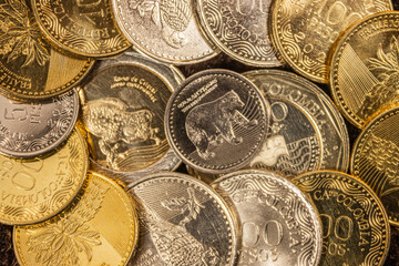 Monedas de varios colores