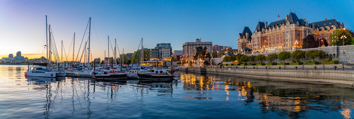 Obraz premium Panorama of Fairmont Empress Hotel and Inner Harbour at evening in Victoria, Canada