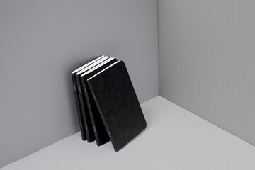 Cuadernos A6 sobre fondo gris