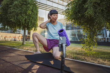 japanese woman record video blog or stream about foam roller massage 