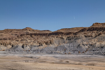 Tropic Shale；Slumps and landslides；Straight Cliffs Formation, lower unit with John Henry Member. Smokey Mountain Rd, Glen Canyon National Recreation Area, Big Water, Kane County, Utah