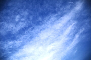 澄んだ青空に広がる白い雲