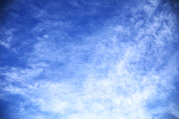 澄んだ青空に広がる白い雲
