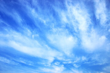 青空に流れるような白い雲