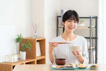 食事をする若い女性