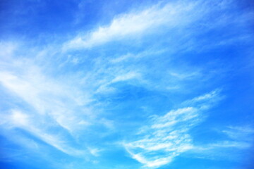 青空に流れるような白い雲