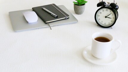 閉じたノートパソコン　休憩時間　休み時間　ビジネスシーン