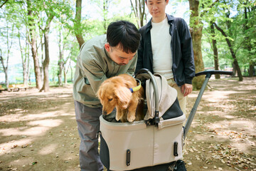 犬と公園で楽しむ2人の男性