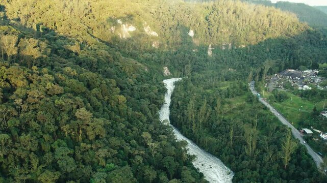Cascada del salto del Tequendama, ubicada en Soacha, Cundinamarca, cercana Bogot&aacute;