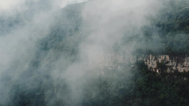 Cascada del salto del Tequendama, ubicada en Soacha, Cundinamarca, cercana Bogot&aacute;