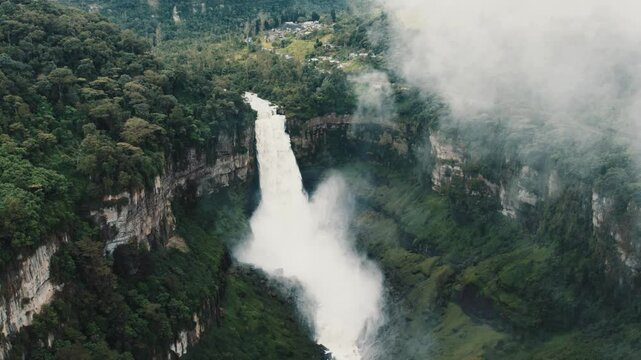 Cascada del salto del Tequendama, ubicada en Soacha, Cundinamarca, cercana Bogot&aacute;