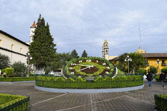 Reloj floral frontal en pueblo m&aacute;gico, Zacatl&aacute;n de las manzanas, Puebla, M&eacute;xico