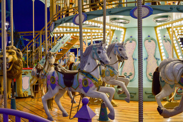 Caballitos de carrusel en la noche, luces encendidas en feria de México