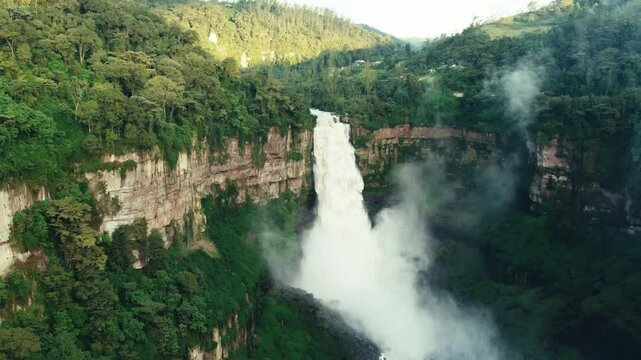 Cascada del salto del Tequendama, ubicada en Soacha, Cundinamarca, cercana Bogot&aacute;