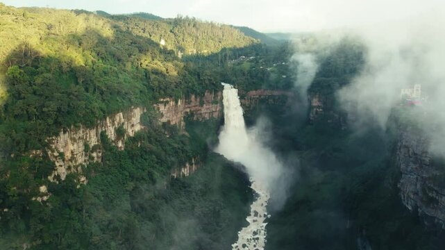 Cascada del salto del Tequendama, ubicada en Soacha, Cundinamarca, cercana Bogot&aacute;
