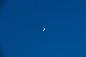 夕闇に浮かぶ半月03