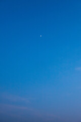 夕闇に浮かぶ半月01