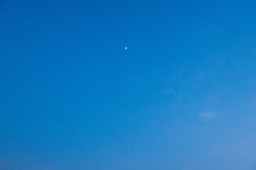 夕闇に浮かぶ半月02