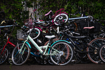 積み上げられた自転車
