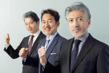 ガッツポーズをする男性ビジネスパーソン