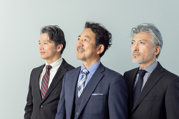 見上げるミドルエイジ男性ビジネスパーソン