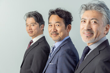 振り向くミドルエイジ男性ビジネスパーソンのグループ