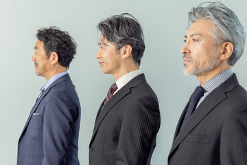 横向きのミドルエイジ男性ビジネスパーソンのグループ