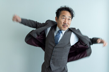 スーツを羽織る男性　躍動感あり