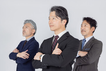 見上げるハイクラスミドルエイジ男性ビジネスパーソン